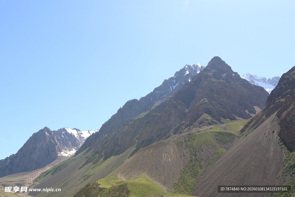 巍峨高山蓝天相伴