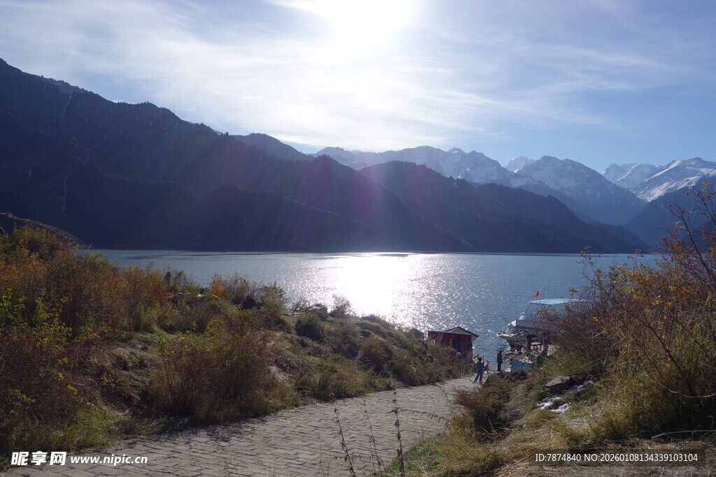 湖畔美景 阳光照耀山间路