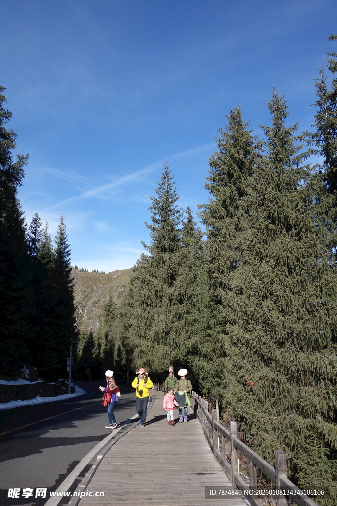 山间公路上的骑行者