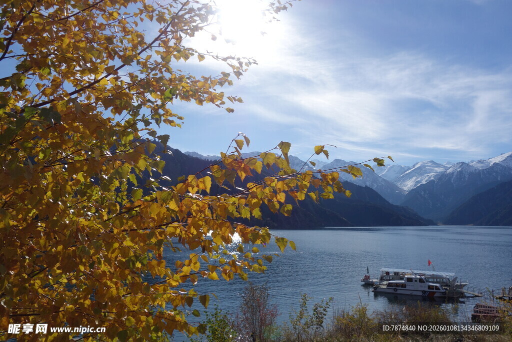 湖畔秋景 阳光洒落山水间