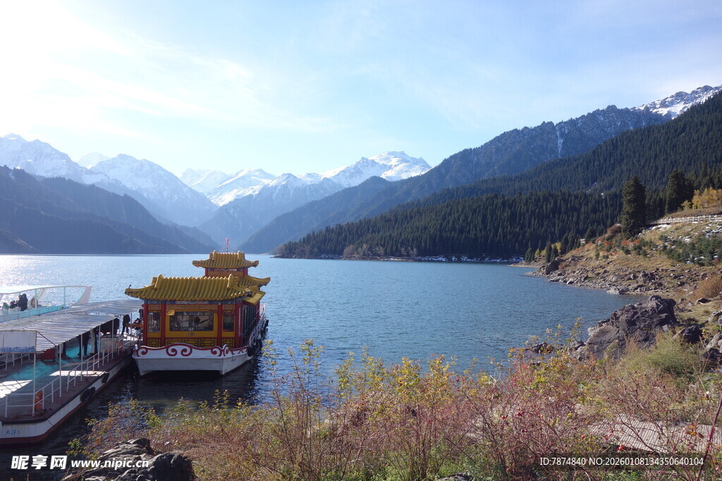 湖畔美景 小船停靠岸边