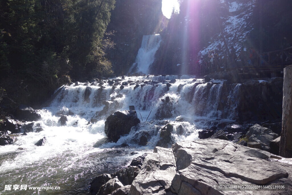 阳光洒落的山间瀑布景观
