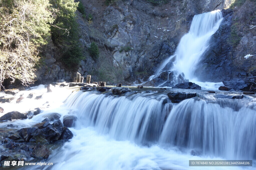山间瀑布流水美景