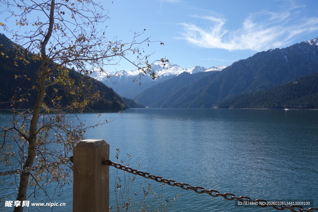 湖畔美景 远山近树映蓝天