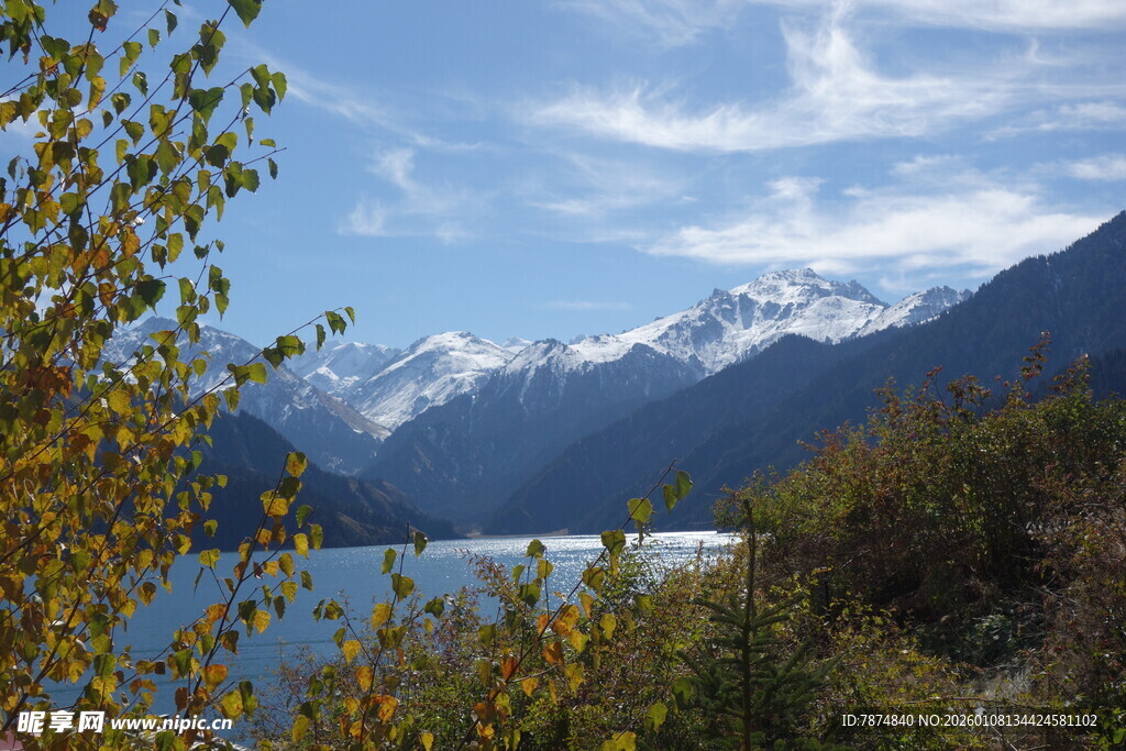 湖畔青山映雪山美景