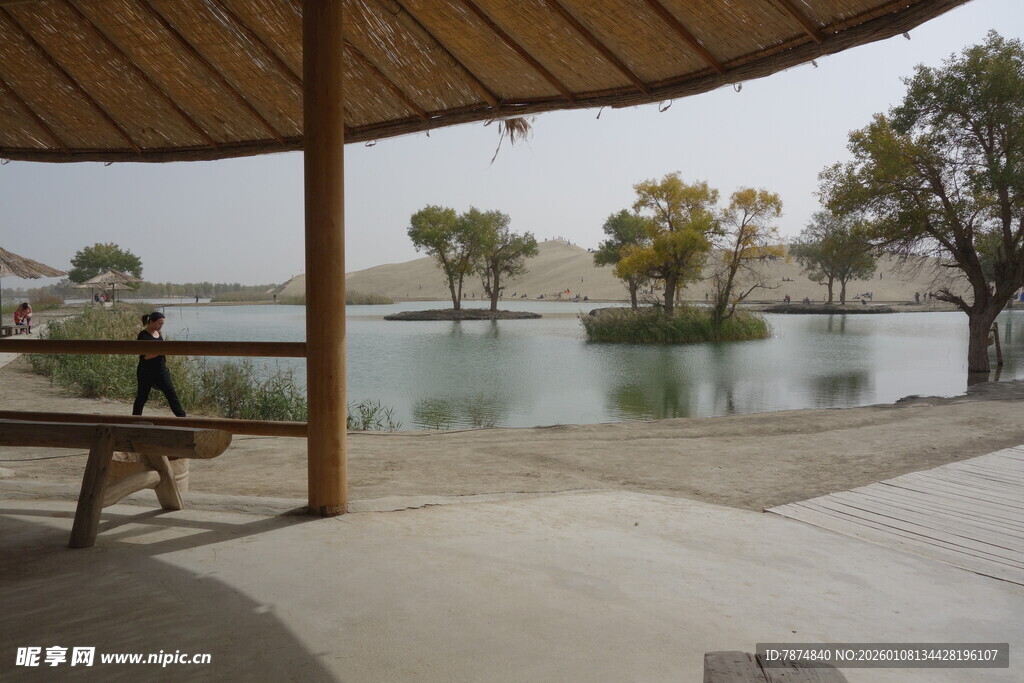 湖畔凉亭下的静谧景致