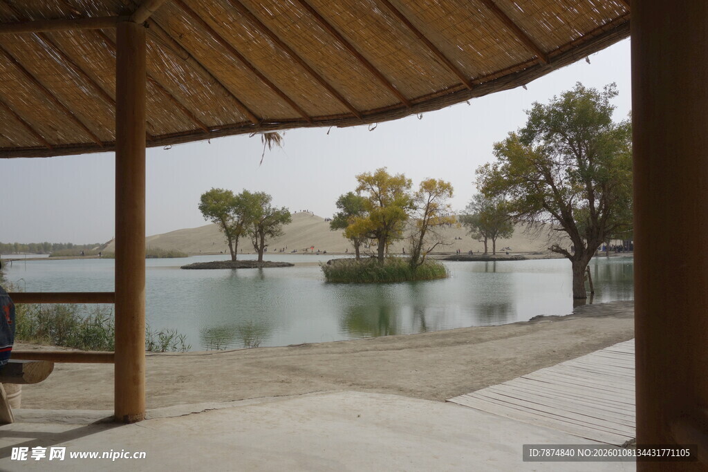 湖畔凉亭景致