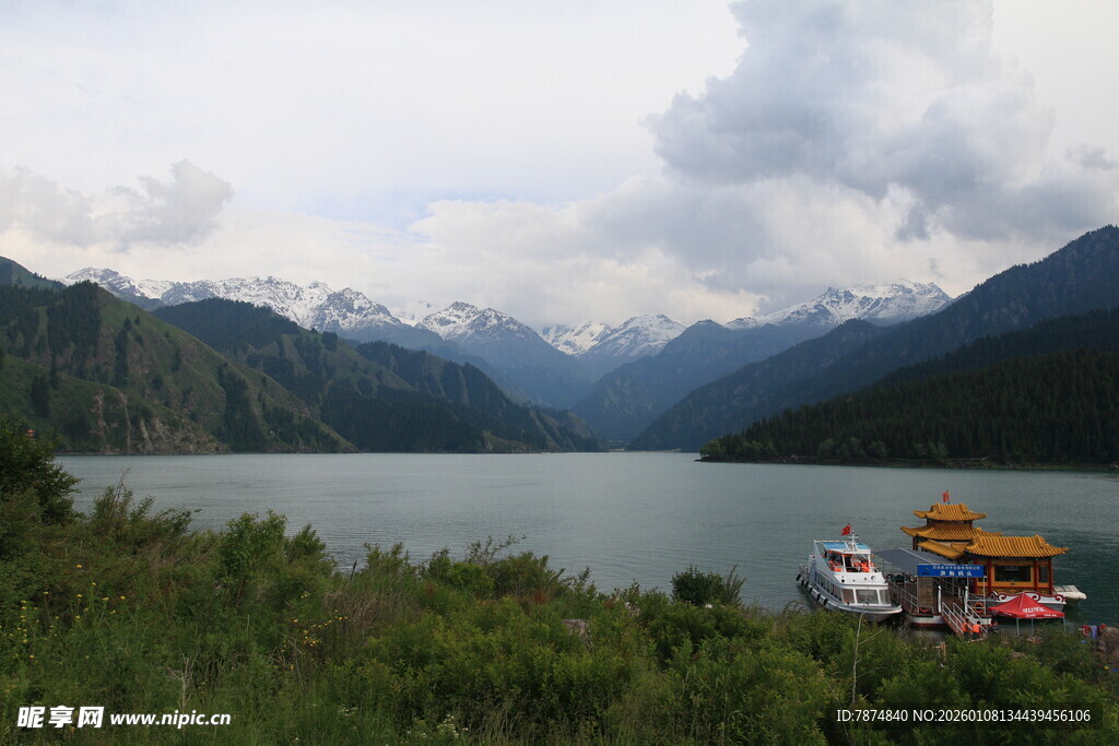 湖畔青山间的多彩船只