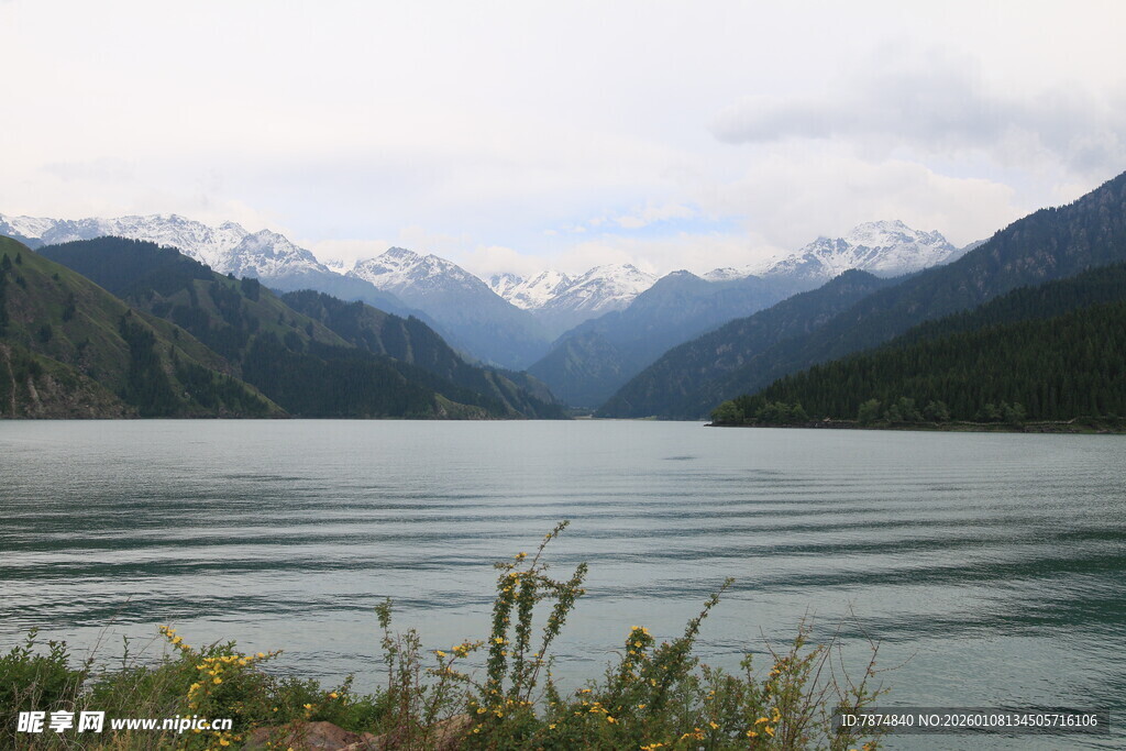 宁静山水间的湖光山色