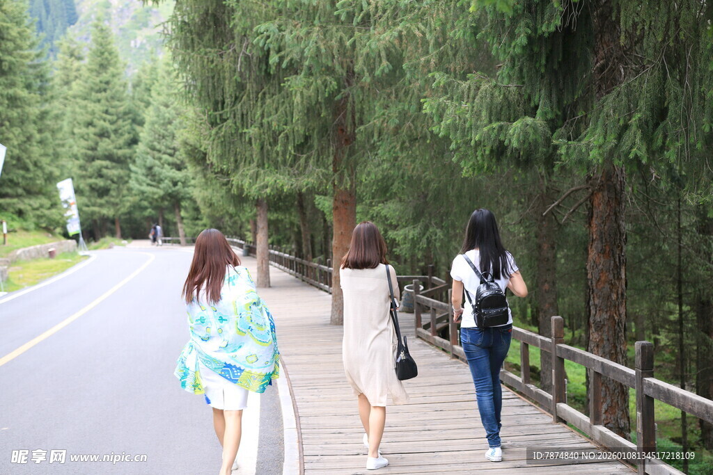 林间步道上的漫步旅人