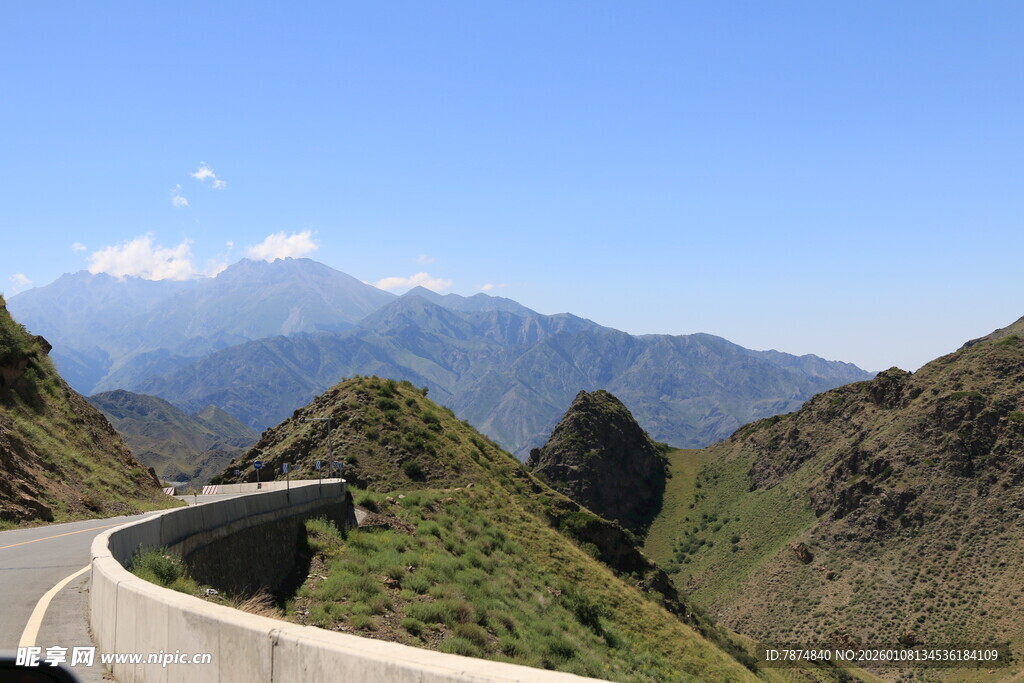 蜿蜒山路旁的壮美山景