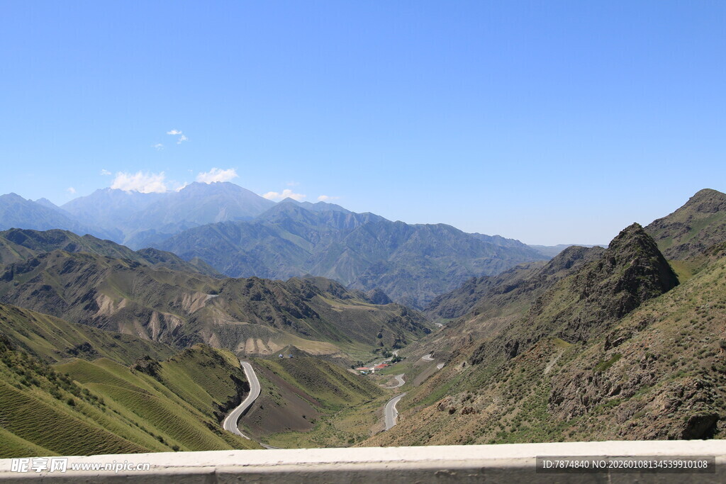 山间蜿蜒公路 壮美风光