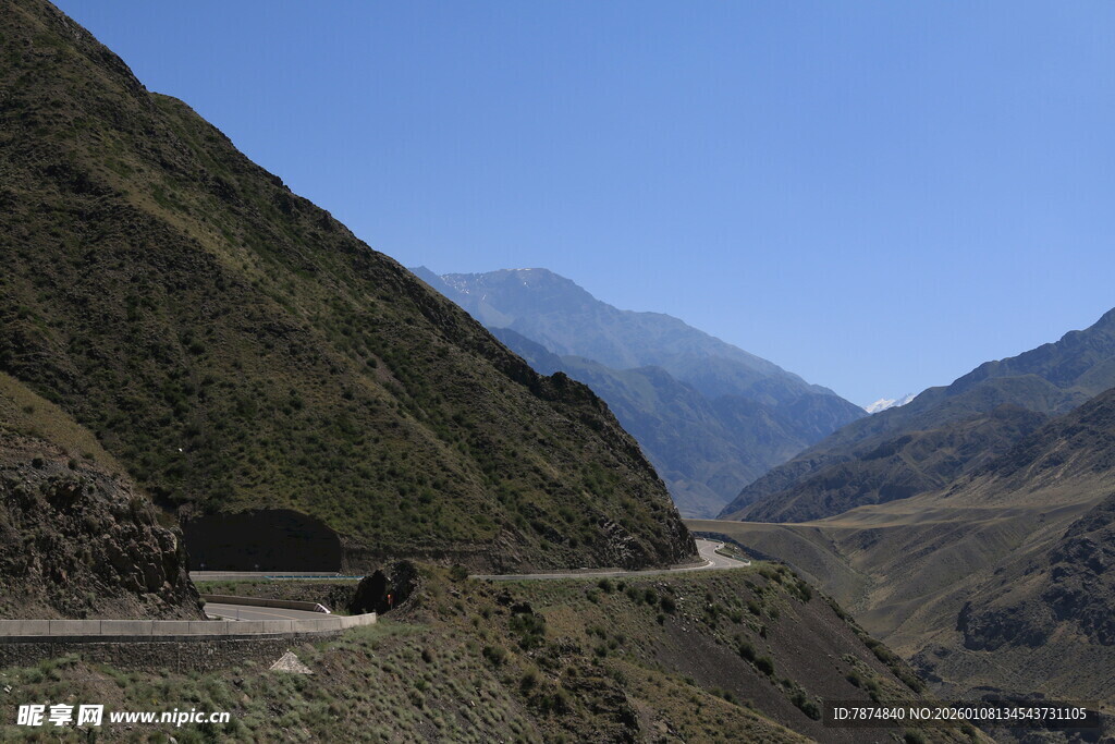 山间蜿蜒公路 壮美风光