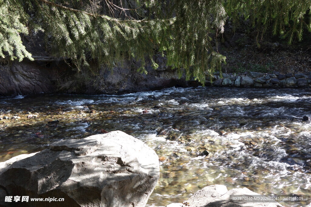 山间溪流潺潺与岩石