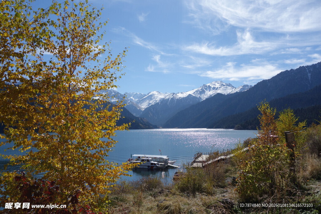 湖畔秋景 远山近水相映