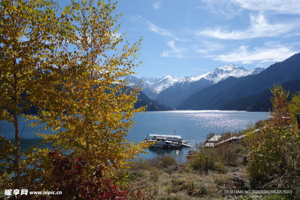 湖畔秋景 远山近树相映