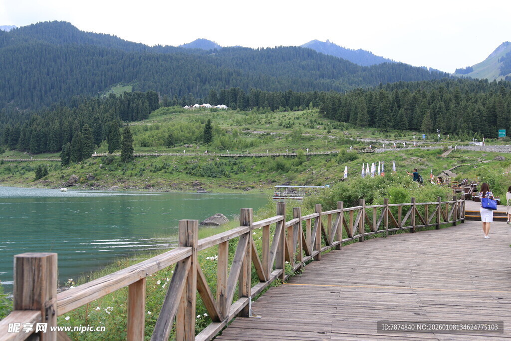 湖畔木栈道上的悠闲时光
