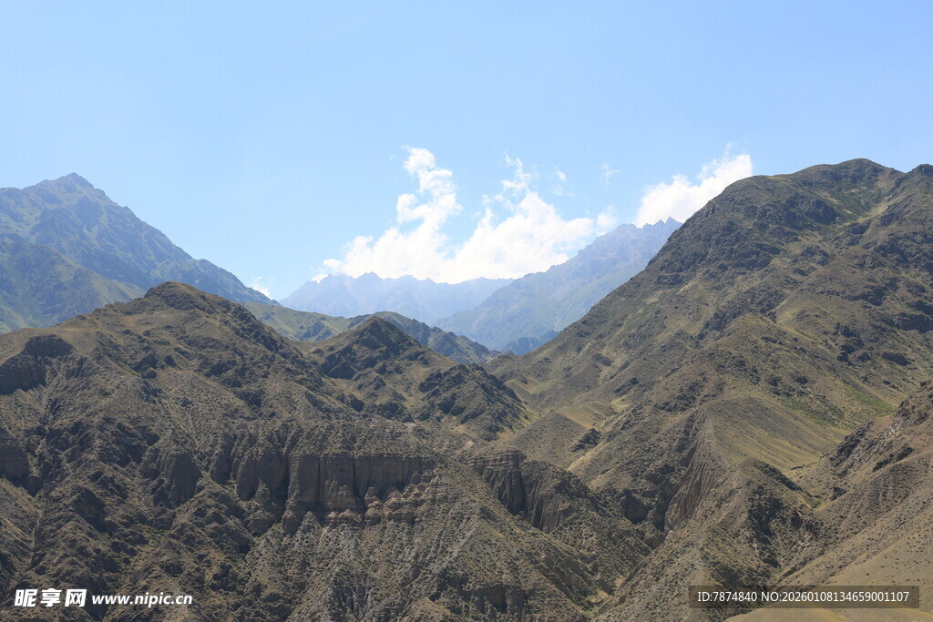 壮丽山景 蓝天白云相伴