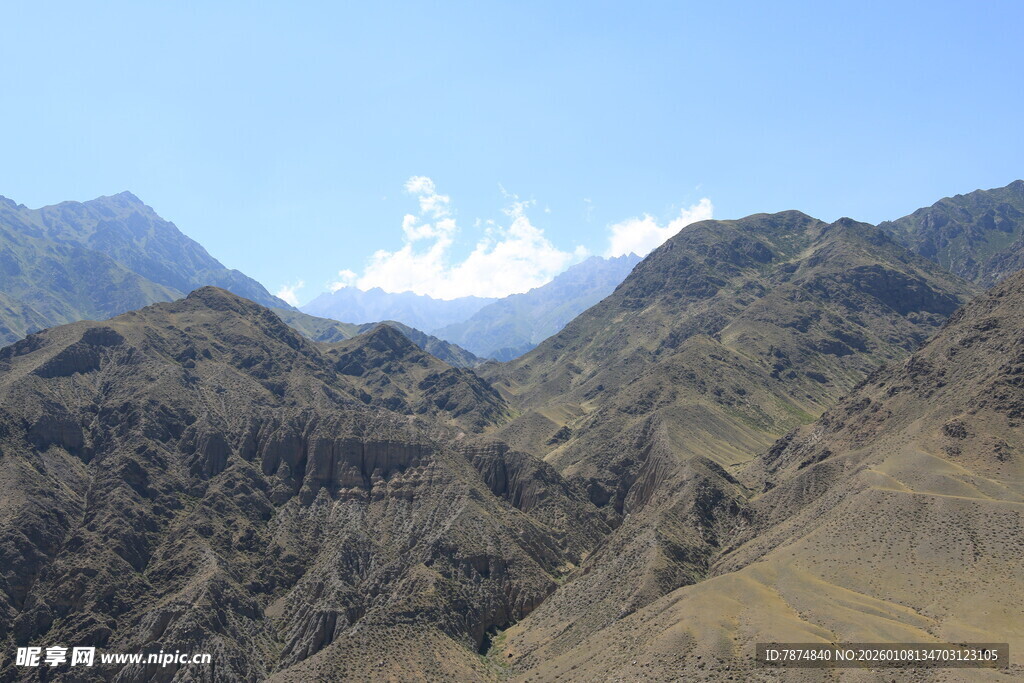 壮丽山景 蓝天白云之下
