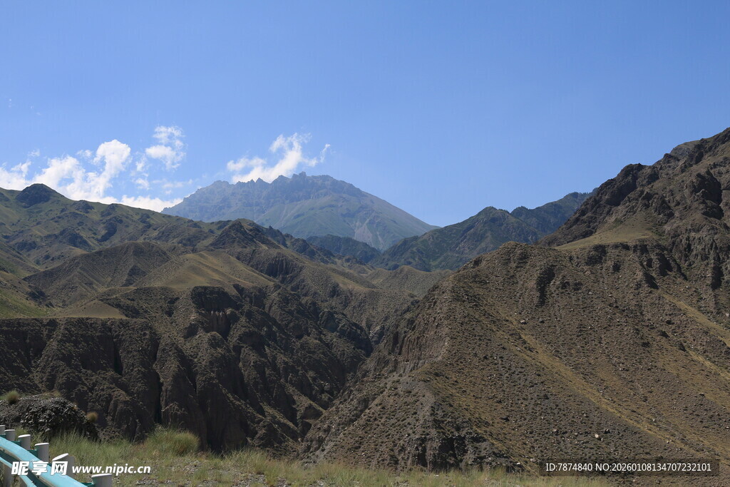 壮丽山景与蓝天