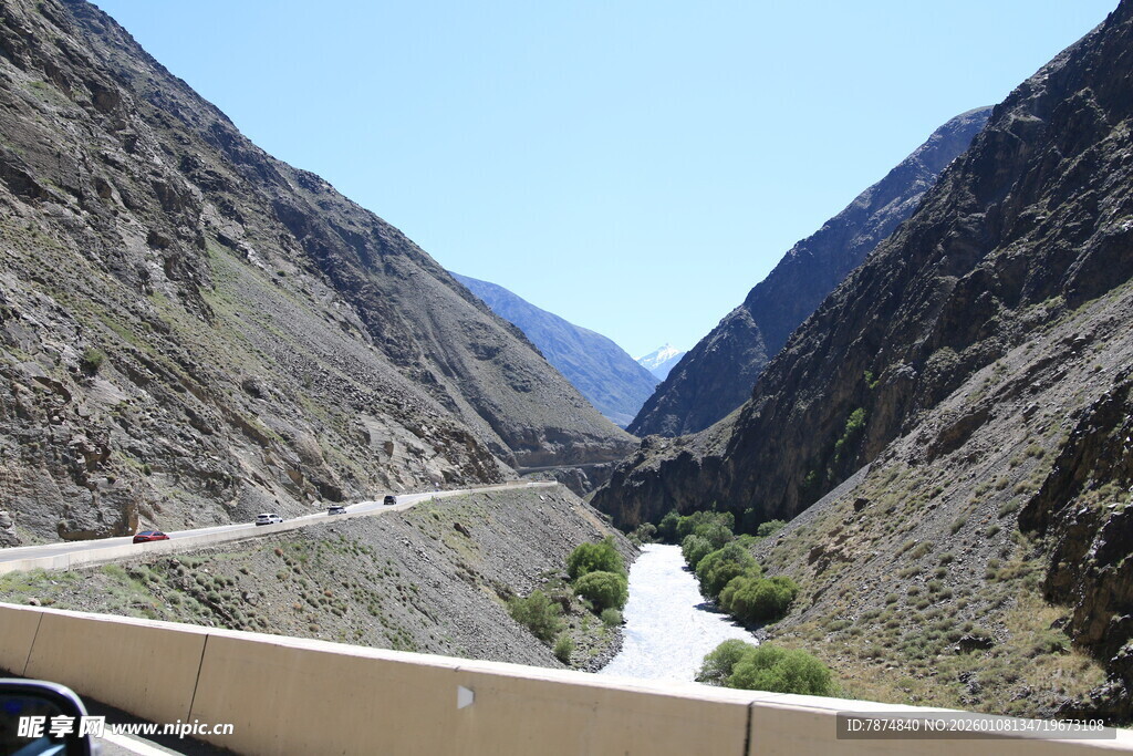 峡谷间的公路风景