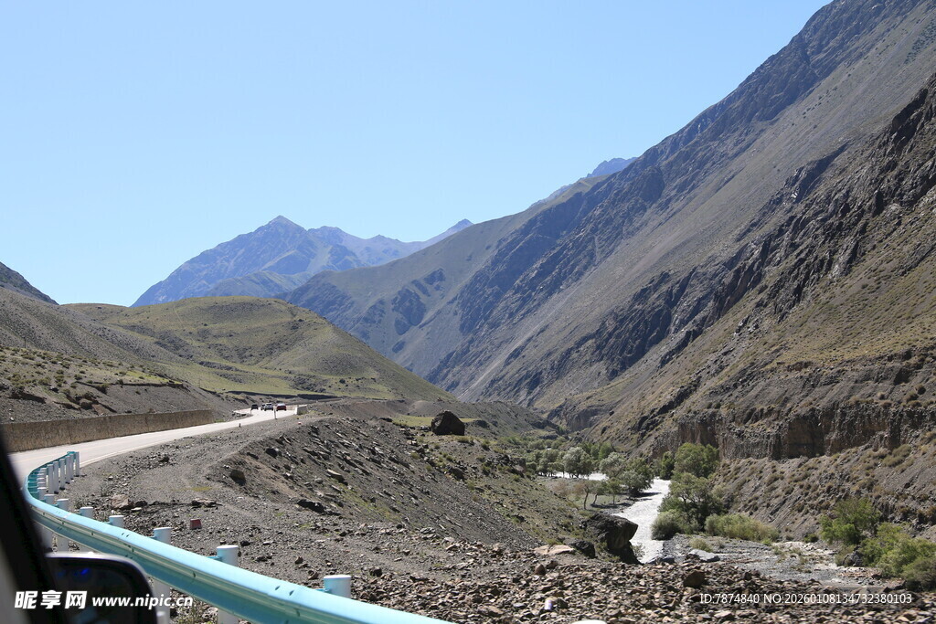 蜿蜒山间公路美景