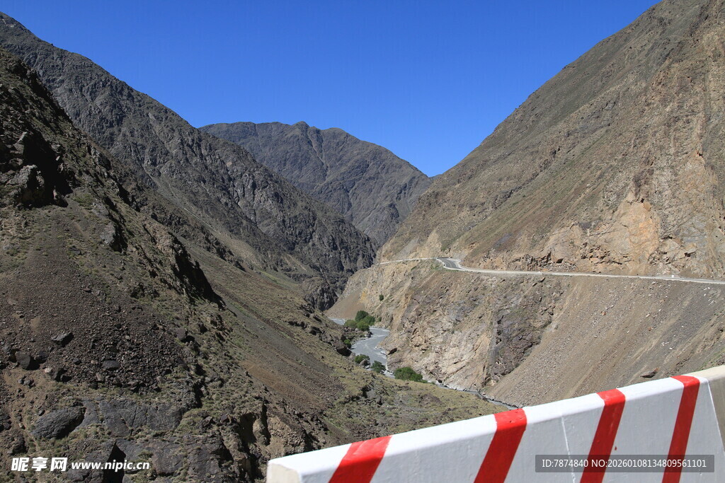 山间险峻公路护栏景观