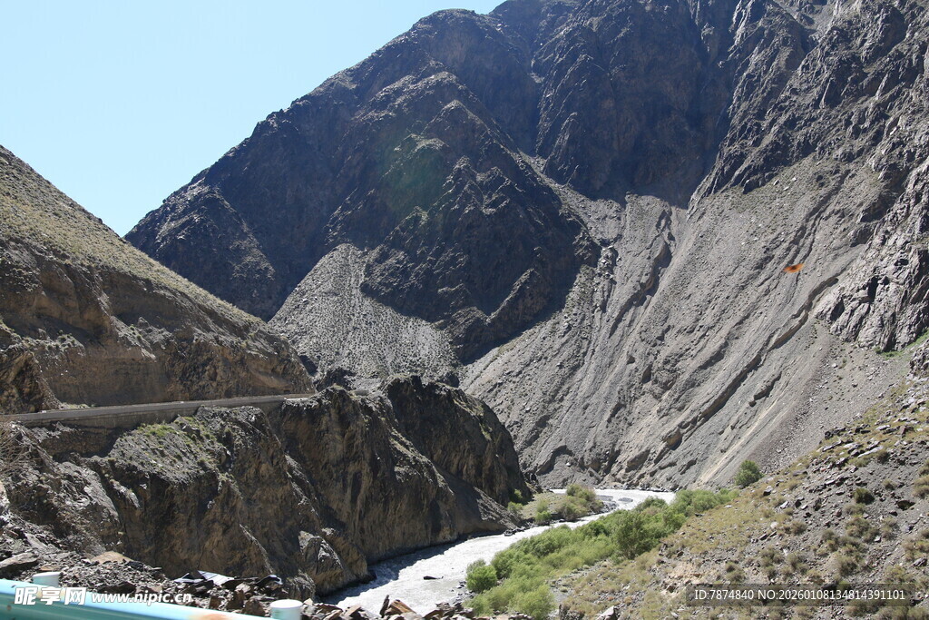 壮丽山谷中的潺潺溪流