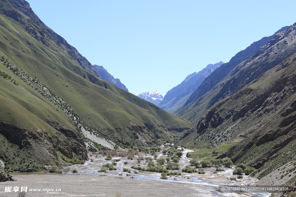 山谷中的村落与壮丽山脉