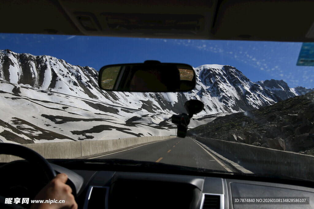 车内视角看雪山壮丽风景