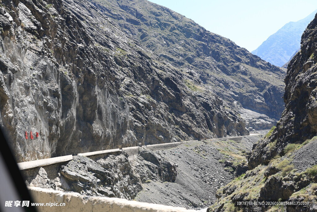 山间蜿蜒公路 险峻风光