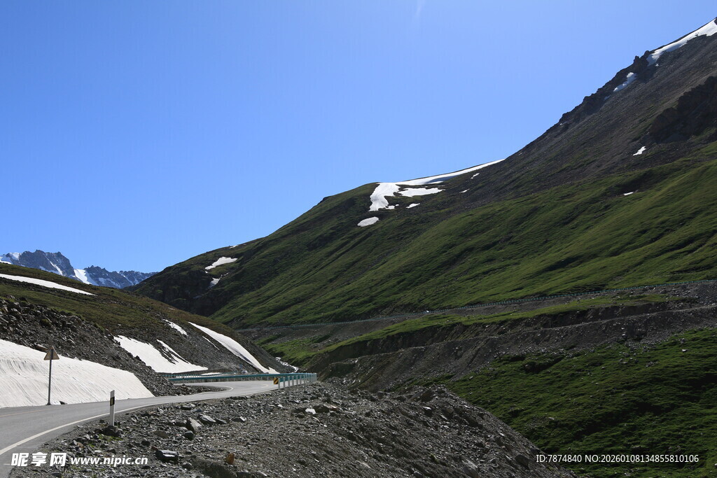 山间公路景 绿意伴残雪