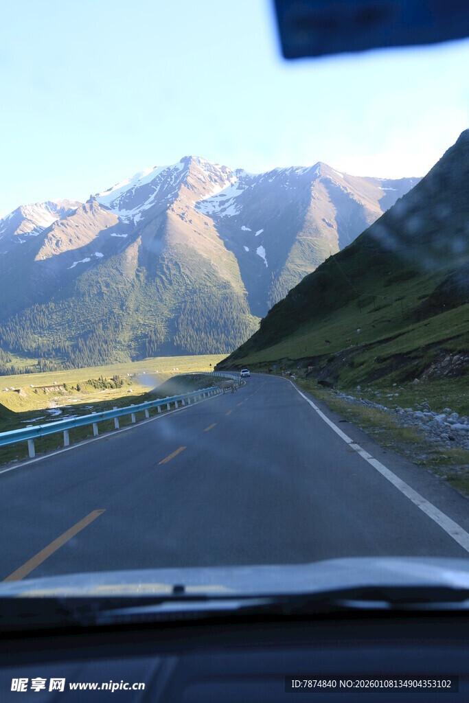 车内视角的山间公路美景