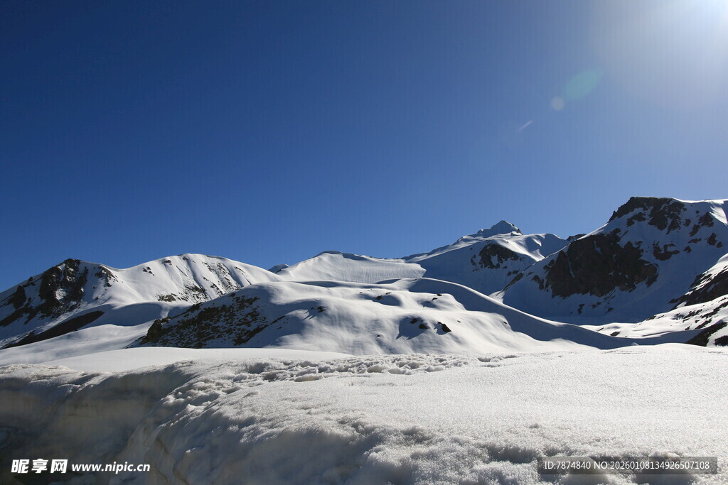 雪山蓝天壮丽自然景观