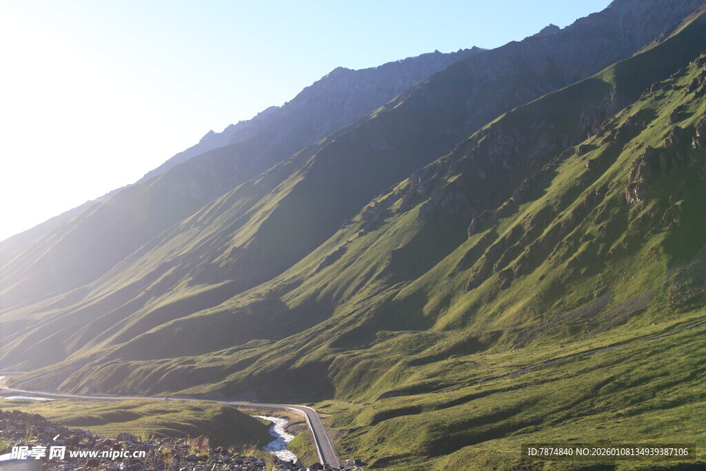 山间公路穿行于翠绿山谷