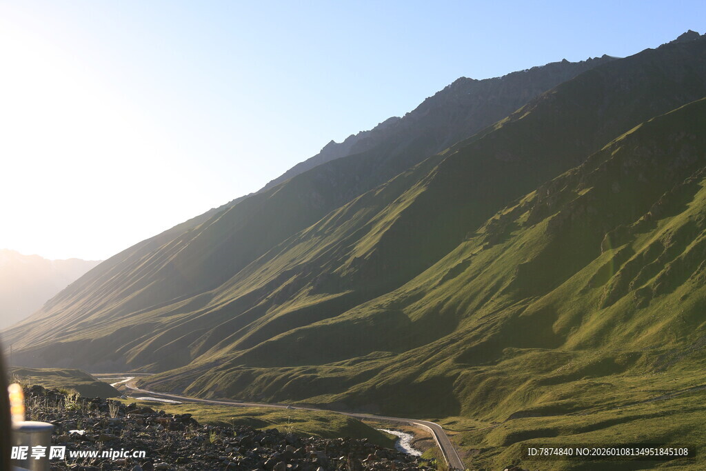 山间美景 阳光照耀绿山坡