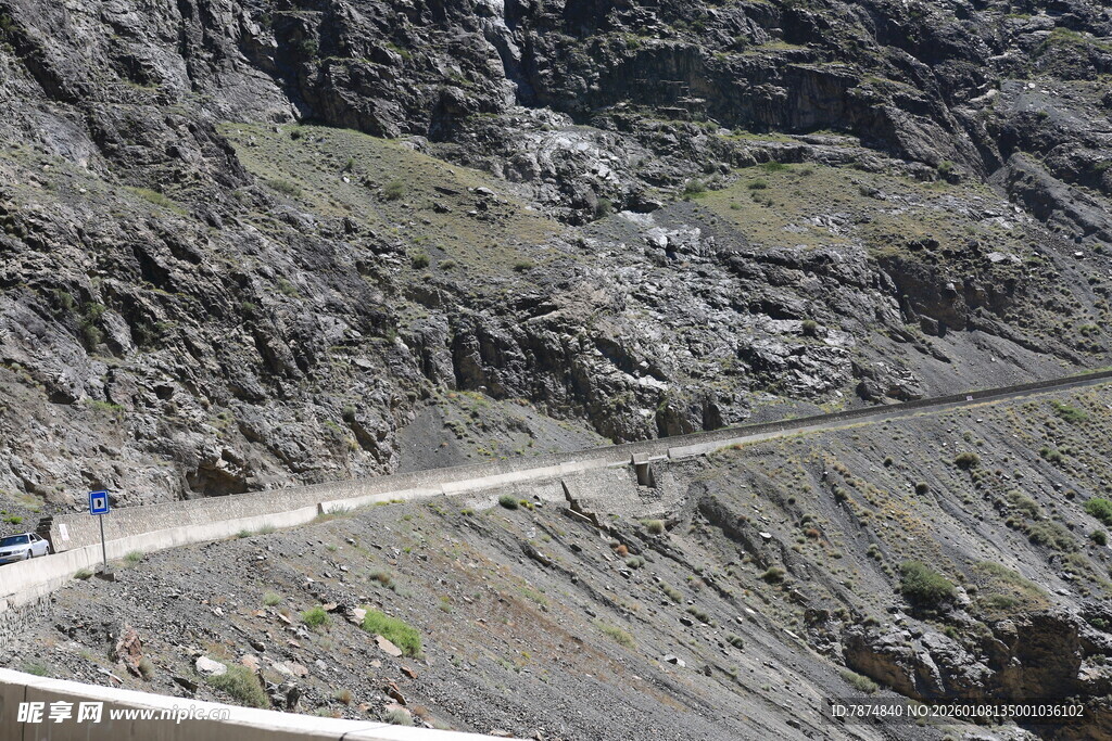 蜿蜒山路穿行于山间