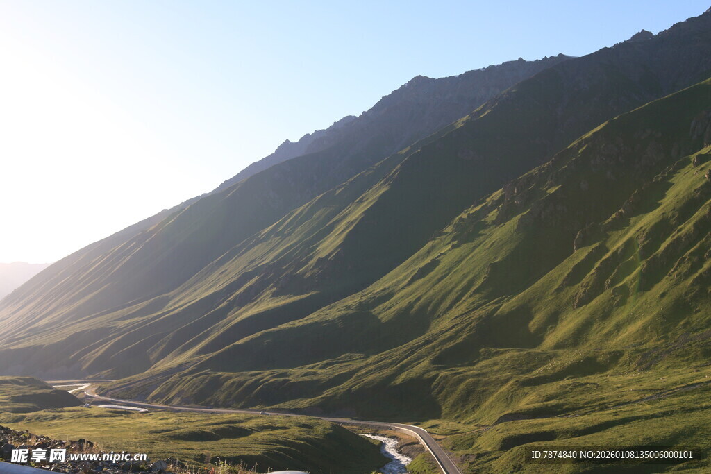 山间绿野 阳光洒落美景