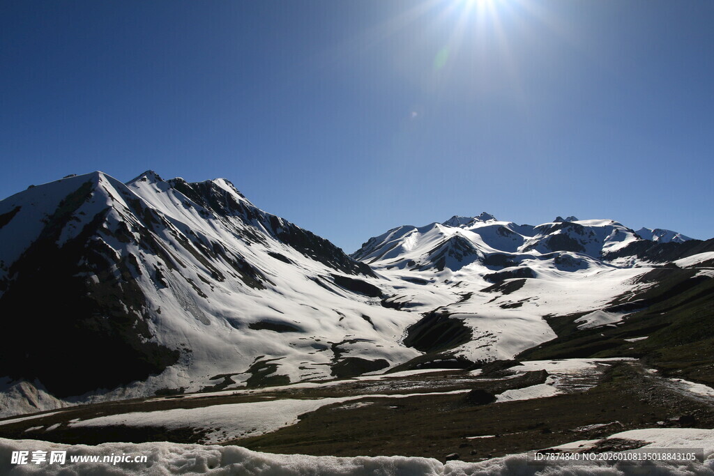 雪山风光 阳光照耀壮丽景色