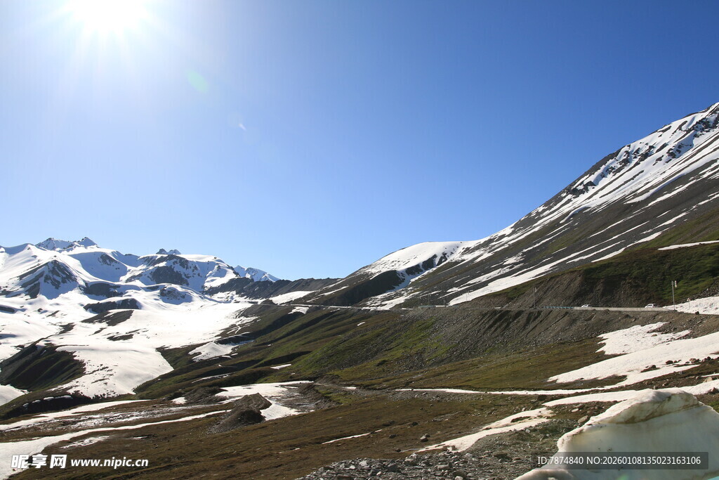雪山下的开阔壮丽风景