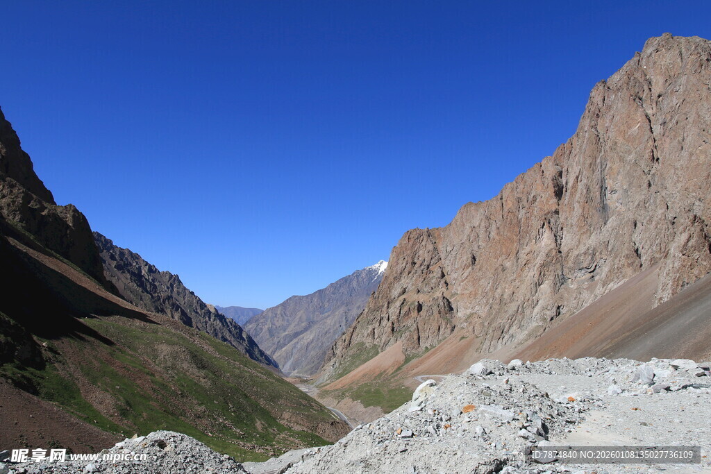 壮丽山谷中的巍峨山峰