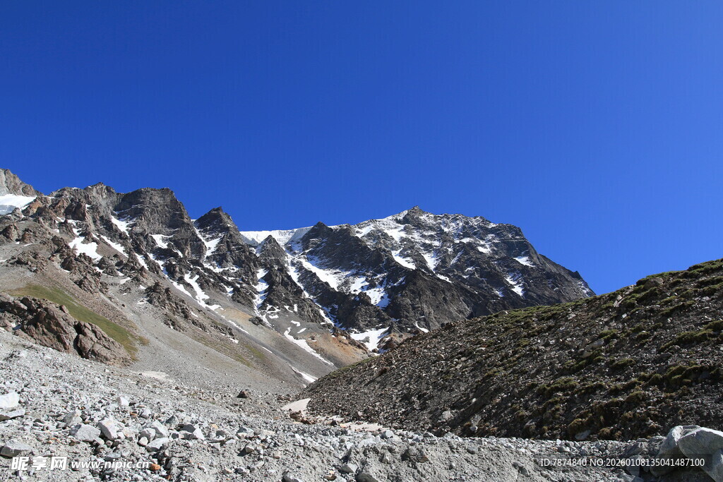 巍峨雪山下的嶙峋山石