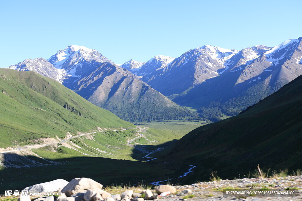 壮丽山景 山谷间的巍峨山脉