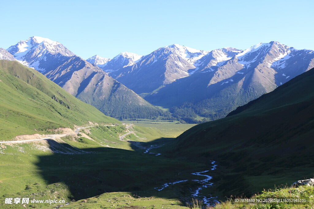 壮丽山谷间的巍峨山脉