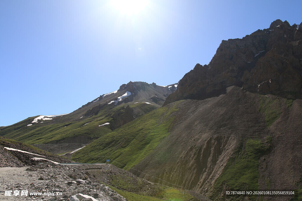 阳光照耀下的壮美山峦