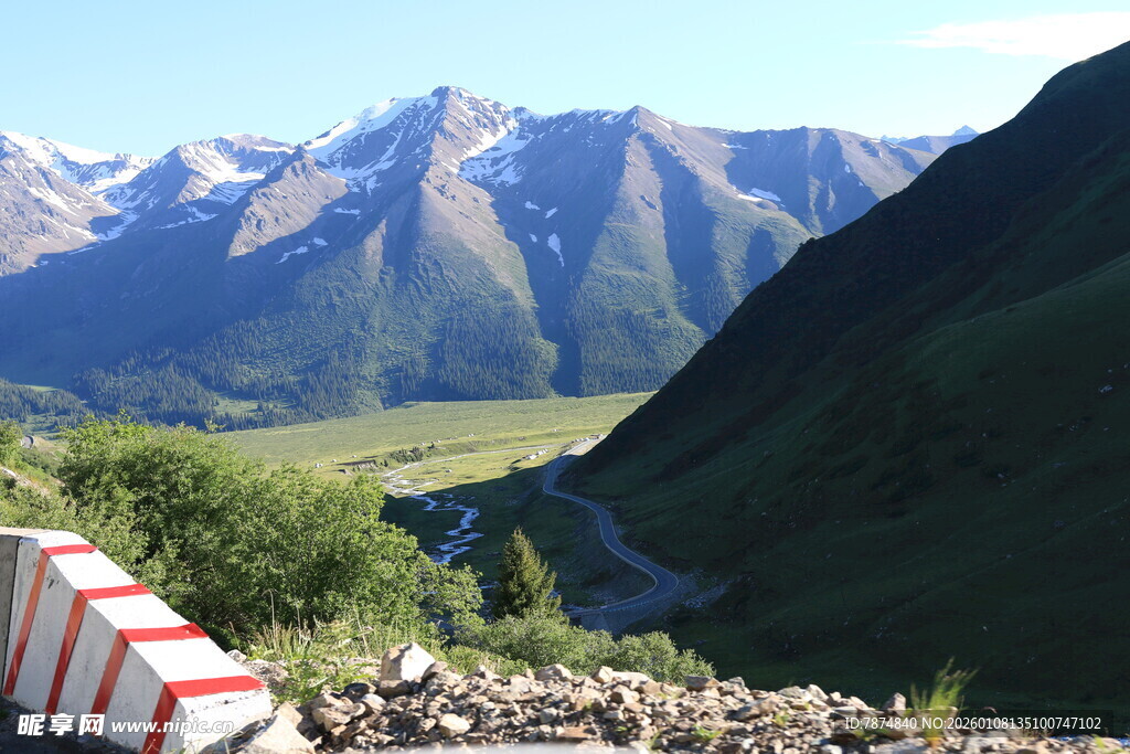 山间公路旁的壮丽山脉景色