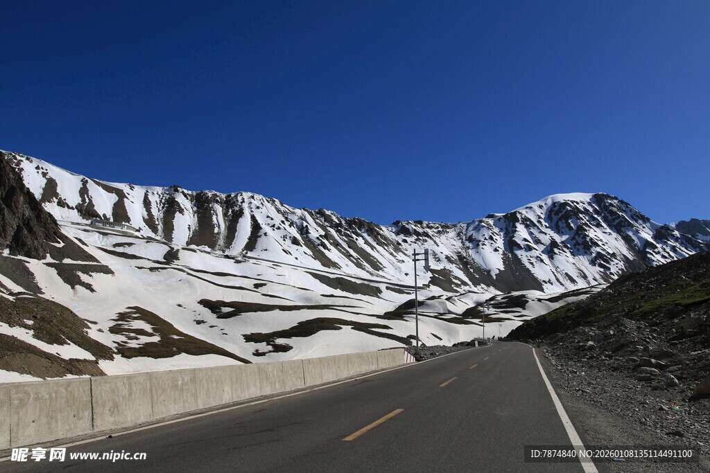 雪山旁的公路风景