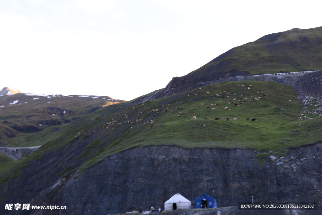山间草地与白色建筑景观