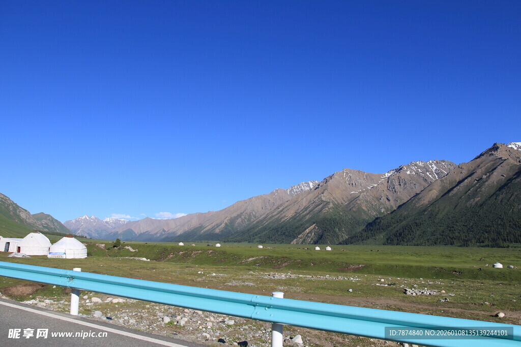 公路边的蓝天与连绵山脉