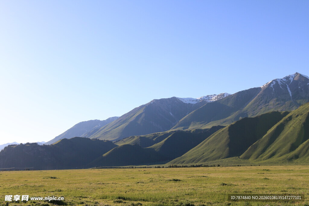 草原上的巍峨山脉